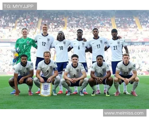 英格兰足球明星英俊屁股引领时尚潮流成为球场新焦点