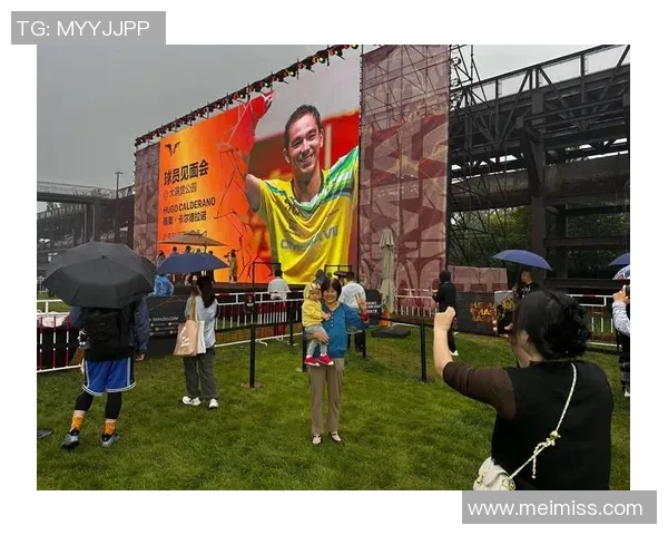 路人凭一身假球星打扮成功骗过众人引发热议球迷大呼意外